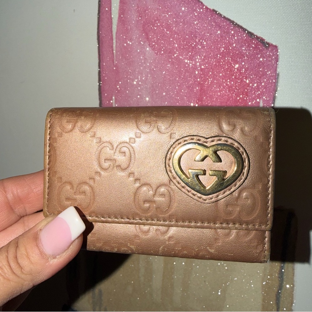 Gucci ๐ค Tan Leather Key Holder with Heart Logo and Gold hardware - Picture 2 of 6